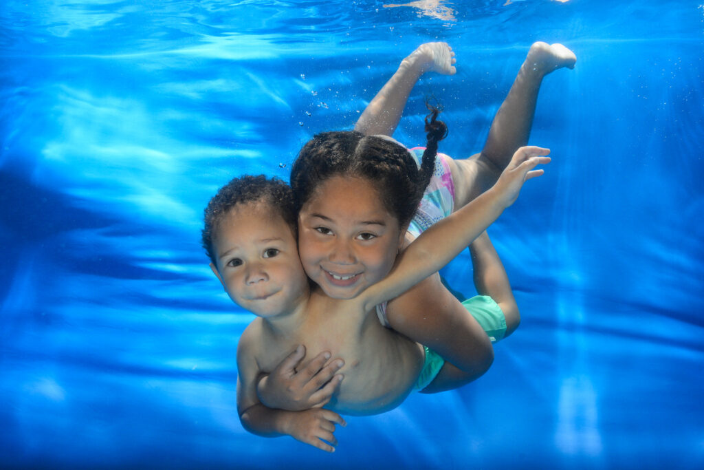brother and sister at water babies underwater photoshoot